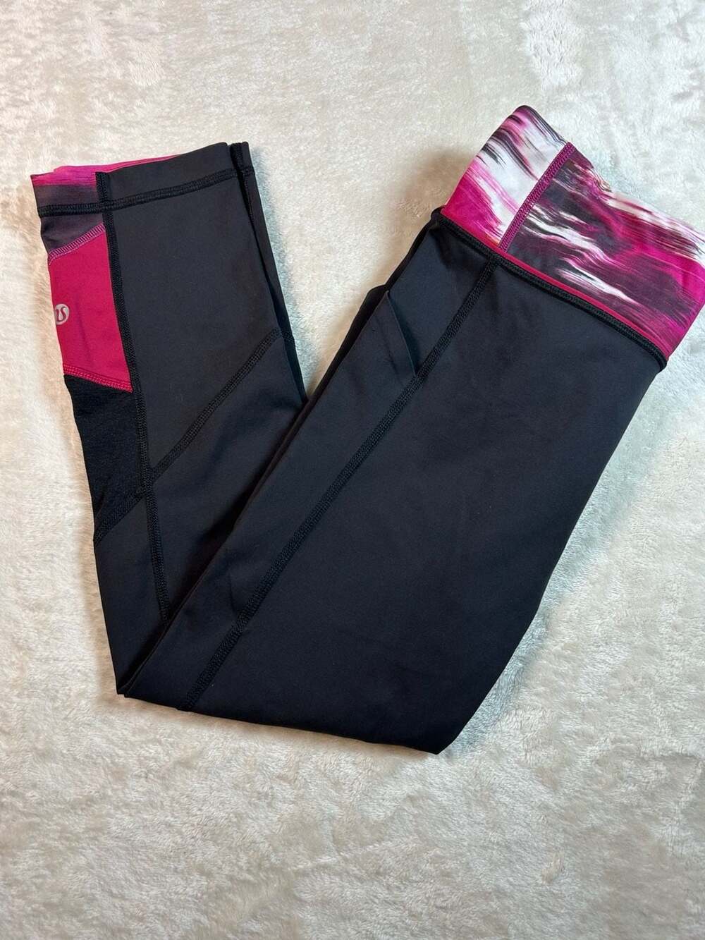 Lululemon Pace Rival Crop Size 6 Black Pigment Wind Berry Rumble Multi